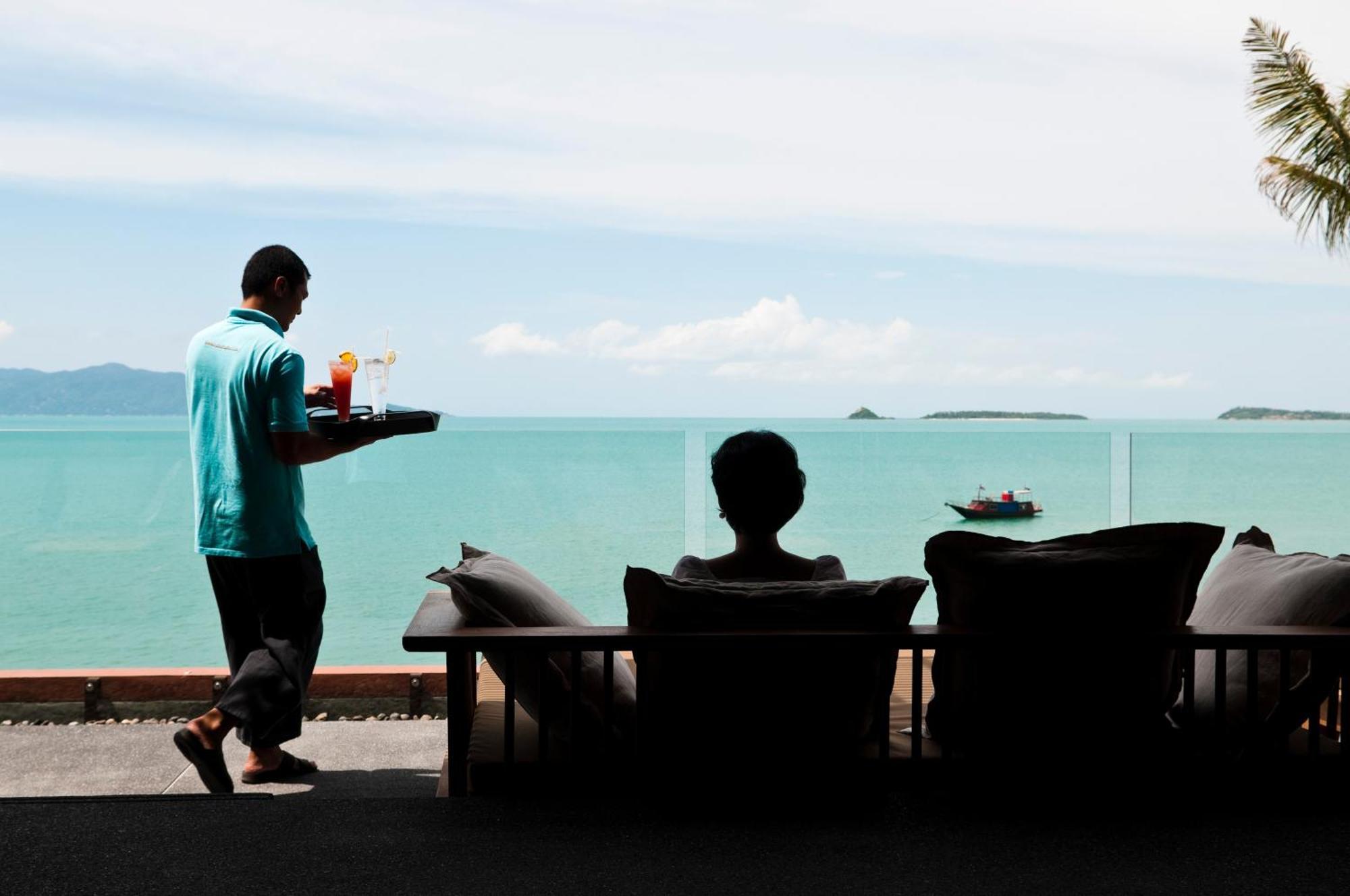 Hansar Samui Resort & Spa - Sha Extra Plus Bophut Dış mekan fotoğraf A waiter serving a guest at a resort